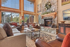 Casa de ciudad, varias camas, hidromasaje, vista a la montaña (Wulf's Lodge at Olympic Valley) | Área de sala de estar | Televisión de pantalla plana de 50 pulgadas con canales digitales 