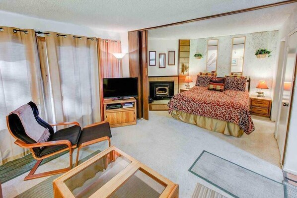 Studio, Multiple Beds, Fireplace, Mountain View (Mountain Shadows #F02) | 1 bedroom, individually decorated, individually furnished, free WiFi - Mountain Shadows #f02 - Near Shuttle & Shopping! (Mammoth Lakes)