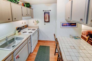 Studio, Multiple Beds, Fireplace, Mountain View (Mountain Shadows #F02) | Private kitchen | Coffee/tea maker - Mountain Shadows #f02 - Near Shuttle & Shopping! (Mammoth Lakes)