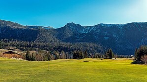 A golf course with a clear view of mountains in the background. - Snowcreek #630 - Near Lakes & Golf! (Mammoth Lakes)