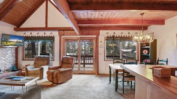 Rumah, 2 Tempat Tidur Queen, balkon, pemandangan gunung (Moose Cabin at Carnelian Bay) | Interior