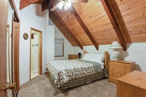 Casa, 2 camas Queen, sacada, vista para a montanha (Moose Cabin at Carnelian Bay) | 2 quartos, individualmente decorados, individualmente mobiliados