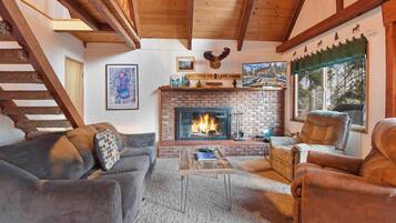 Rumah, 2 Tempat Tidur Queen, balkon, pemandangan gunung (Moose Cabin at Carnelian Bay) | Area keluarga | Televisi layar datar 35-inci dengan saluran TV digital dan perapian