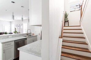 独立别墅, 多张床 | 私人厨房 | 冰箱、微波炉、烤箱、炉灶