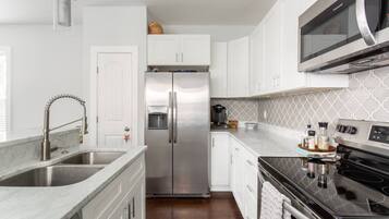 House, Multiple Beds | Private kitchen | Fridge, microwave, oven, stovetop