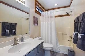 Maison en rangée, 2 grands lits, balcon, vue sur la montagne (Valley View Bliss) | Salle de bain | Séchoir à cheveux, serviettes fournies