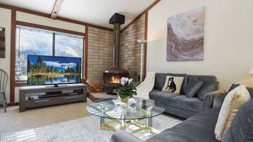 Casa de ciudad, 2 camas Queen size, balcón, vista a la montaña (Valley View Bliss) | Área de sala de estar | Televisión de pantalla plana de 50 pulgadas con canales digitales