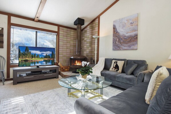 Townhome, 2 Queen Beds, Balcony, Mountain View (Valley View Bliss) | Living area