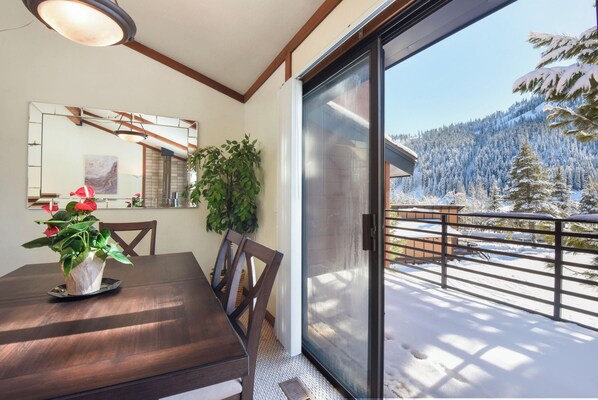 Townhome, 2 Queen Beds, Balcony, Mountain View (Valley View Bliss) | Dining