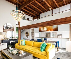 Ferienhaus, Mehrere Betten, Balkon, Meerblick | Wohnzimmer | 40-Zoll-Fernseher mit Kabelempfang, Kamin