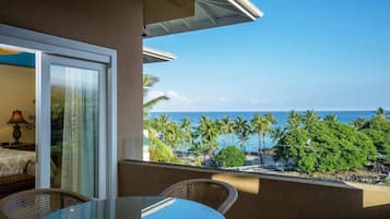 Condo, varias camas, balcón, vista al océano (2-302 The Beach Villas at Kahaluu) | Restaurantes