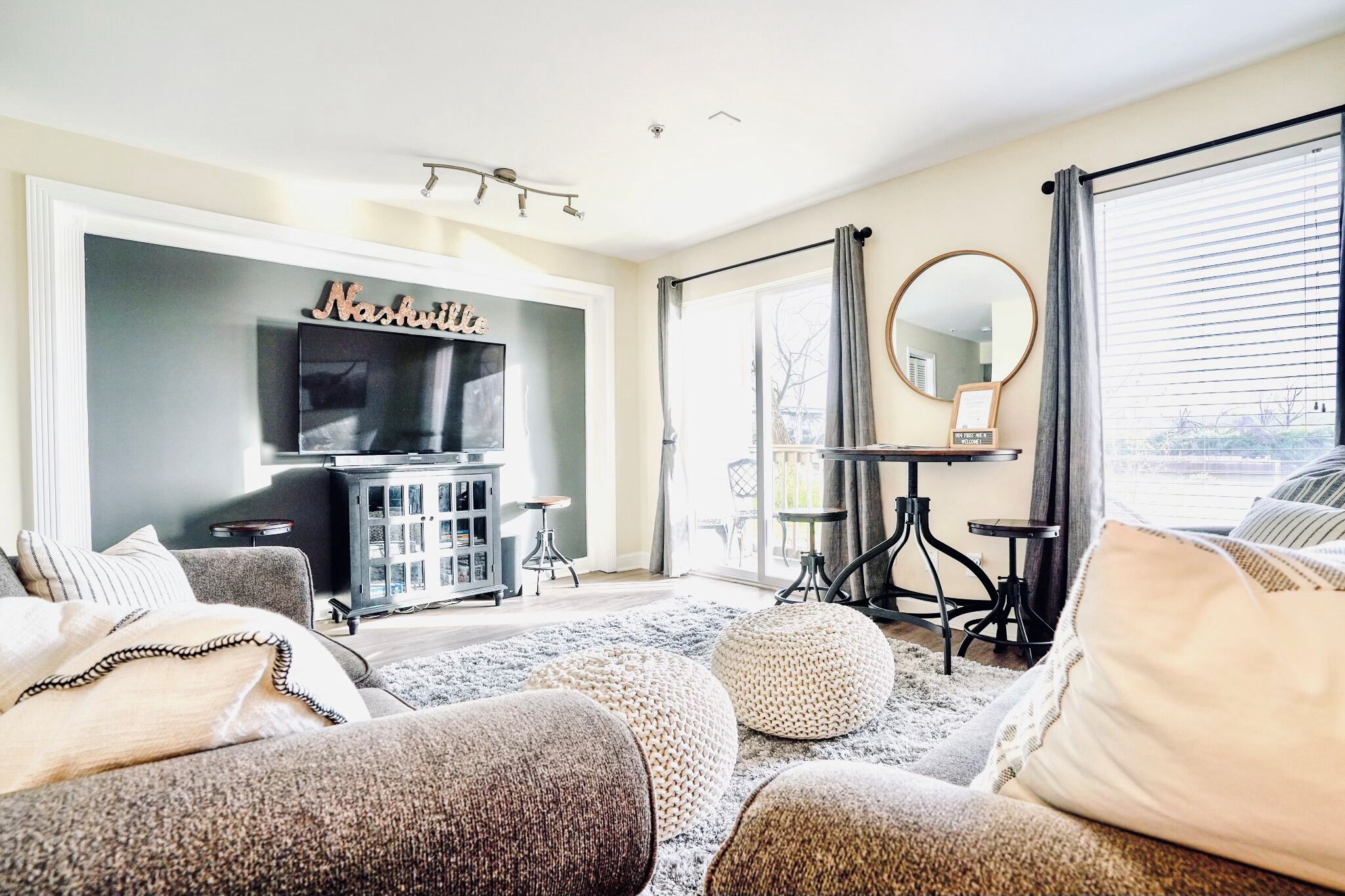 Condo, 1 giường cỡ king và sofa giường, ban công | Khu phòng khách | TV màn hình phẳng 55-inch có truyền hình kỹ thuật số, TV 