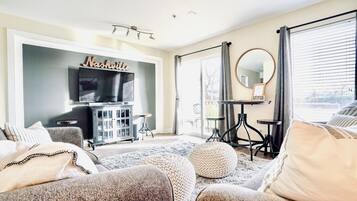 Kondominium, 1 Tempat Tidur King dengan tempat tidur Sofa, balkon | Area keluarga | Televisi layar datar 55-inci dengan saluran TV digital dan TV