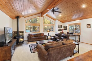 Talo, useita sänkyjä, parveke, vuoristonäköala (Quaking Cabin) | Oleskelualue | 49–tuumainen taulutelevisio, jossa digitaalikanavat