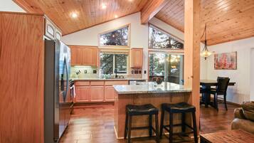 Maison, plusieurs lits, balcon, vue montagne (Quaking Cabin) | Cuisine privée | Réfrigérateur, micro-ondes, four, plaque de cuisson