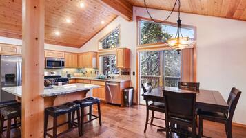 Maison, plusieurs lits, balcon, vue montagne (Quaking Cabin) | Cuisine privée | Réfrigérateur, micro-ondes, four, plaque de cuisson