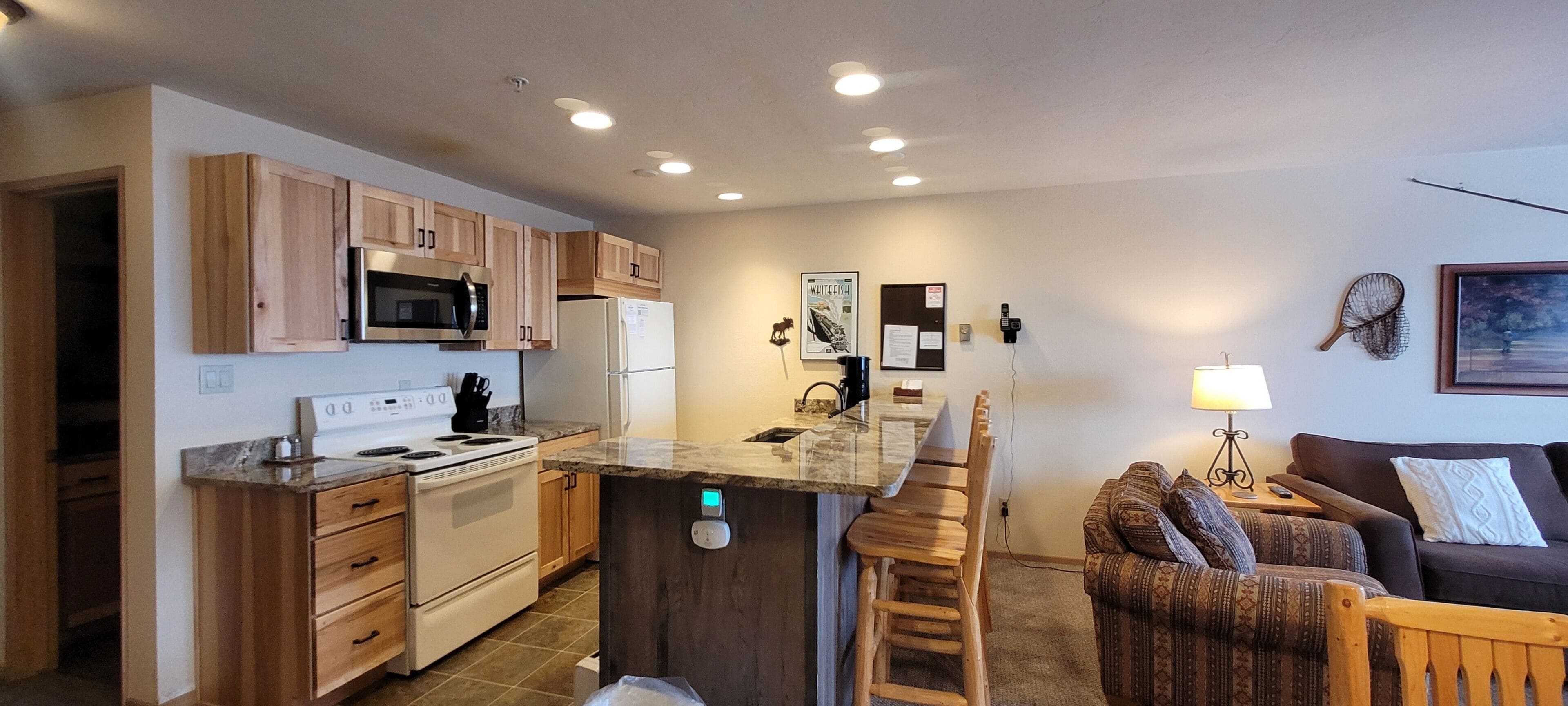 Täysikokoinen jääkaappi, mikroaaltouuni, uuni, liesi