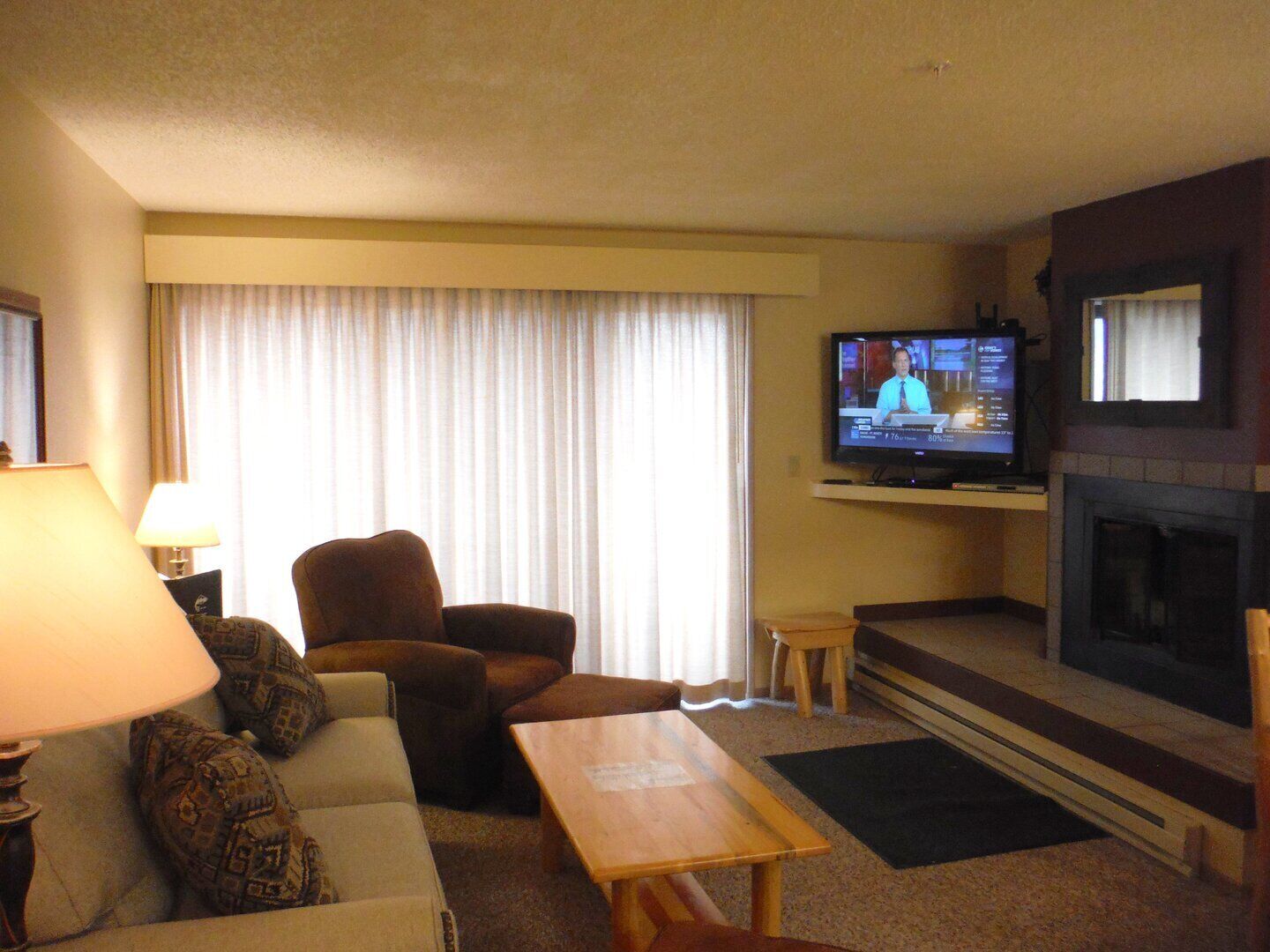 Televisión y chimenea 