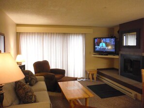 Televisión y chimenea 