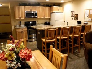 冷蔵庫、電子レンジ、オーブン、コンロ