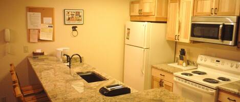 Een koelkast, een magnetron, een oven, een kookplaat