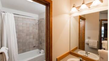 Combined shower/tub, towels