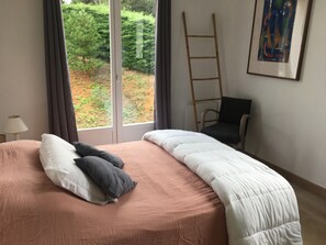 4 chambres, bureau, fer et planche à repasser, lit parapluie