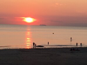 Plage à proximité, chaises longues