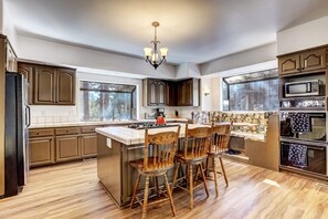Condo, Multiple Beds, Balcony | Private kitchen