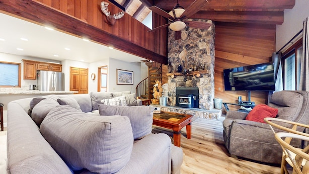 Living area - Mammoth Pines #02 - Year-round Activities! (Mammoth Lakes)