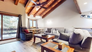 Living area - Mammoth Pines #02 - Year-round Activities! (Mammoth Lakes)