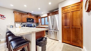 Apartment, Mehrere Betten, Kamin, Bergblick (Mammoth Pines #02) | Eigene Küche | Wasserkocher mit Kaffee-/Teezubehör