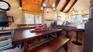 Condo, nhiều giường, sân hiên, quang cảnh núi (Mammoth View Villas ) | Bếp riêng | Dụng cụ pha cà phê/trà