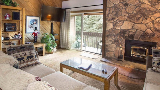 Condo, varias camas, patio, vista a la montaña (Snowcreek #059) | Sala de estar | Chimenea 