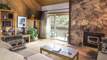 Condo, varias camas, patio, vista a la montaña (Snowcreek #059) | Sala de estar | Chimenea