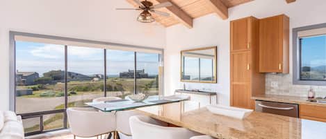 Casa, varias camas, patio, vista al océano | Cocina privada | Refrigerador, microondas, horno y parrilla de estufa