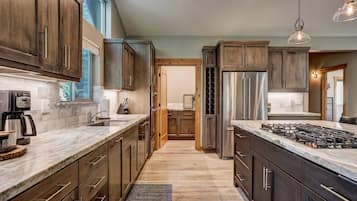 House, Multiple Beds, Hot Tub, Mountain View (Sierra State of Mind) | Private kitchen | Fridge, microwave, oven, stovetop