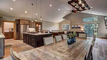 House, Multiple Beds, Hot Tub, Mountain View (Sierra State of Mind) | Interior