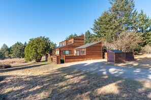 Exterior - The Sixpence Beach Access Hot Tub (Sea Ranch)