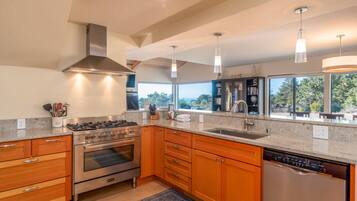 House, Multiple Beds, Hot Tub, Ocean View (The Sixpence) | Private kitchen | Fridge, microwave, oven, stovetop