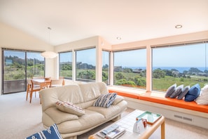 Casa, varias camas, chimenea, vista al océano | Área de sala de estar | Televisión y chimenea