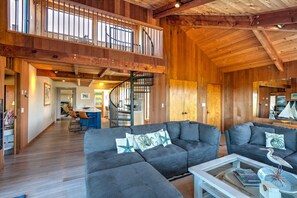 Rumah, Beberapa Tempat Tidur, hot tub, pemandangan laut sebagian | Ruang keluarga | TV dan perapian