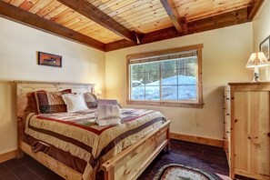 House, Multiple Beds, Jetted Tub