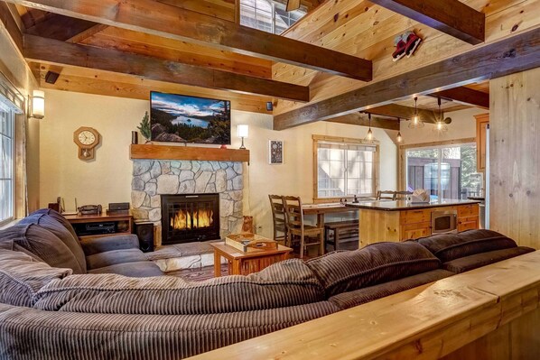 House, Multiple Beds, Jetted Tub | Living room