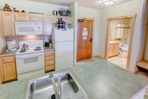 Condo, Multiple Beds, Hot Tub, Mountain View | Private kitchen | Fridge, microwave, oven, stovetop