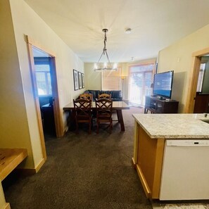 Apartment, Mehrere Betten, Terrasse, Bergblick (Sunstone #131) | 2 Schlafzimmer, individuell dekoriert, individuell eingerichtet