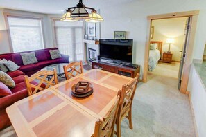 Condo, Multiple Beds, Hot Tub, Mountain View | Living room | 40-inch TV with cable channels, fireplace