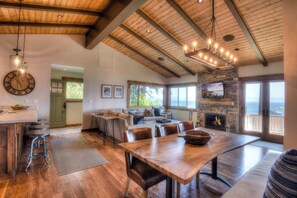 Townhouse, flere senger, terrasse, fjellutsikt (Waters Edge Jewel 33) | Oppholdsområde | En 42-tommers Flatskjerm-TV med digitale kanaler samt peis