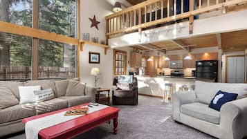 Rumah, Beberapa Tempat Tidur, patio, pemandangan gunung (Sundance) | Area keluarga | Televisi layar datar 50-inci dengan saluran TV digital dan perapian