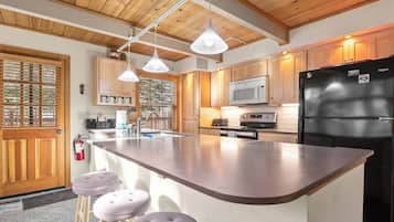 Rumah, Beberapa Tempat Tidur, patio, pemandangan gunung (Sundance) | Dapur pribadi | Lemari es, microwave, oven, dan kompor